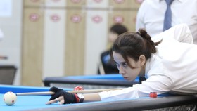 Cơ thủ Quỳnh Ngân đang thi đấu tại giải Billiard carom 3 băng nữ TPHCM. Ảnh: Dũng Phương