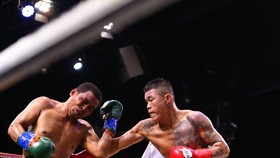 Trương Đình Hoàng thắng knock-out võ sĩ Indonesia trong ngày tái xuất. Ảnh: Nhật  Anh