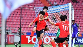 Niềm vui của Hàn Quốc sau bàn thắng ở hiệp phụ. Ảnh: AFC