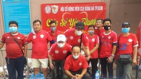Các thành viên của Hội CĐV CLB TPHCM tiếp tục tnam gia công tác xã hội trong mùa dịch Covid-19. Ảnh: Anh Trần