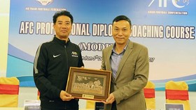 Ông Yusuke Adachi trong 1 lần sang Việt Nam cùng VFF đứng lớp đào tạo HLV AFC.