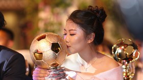 Huỳnh Như giành Quả bóng vàng nữ 2019. Ảnh: DŨNG PHƯƠNG