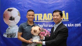 Trao giải Quả bóng đồng futsal Việt Nam 2019 cho cầu thủ Phạm Đức Hòa