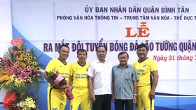 Hai anh em Võ Hoàng Tân và Võ Hoàng Bửu cùng lãnh đạo Phòng VH-TT Bình Tân, CLB tại lễ ra mắt