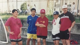 HLV A.Riedl cùng các cộng sự Dương Ngọc Hùng, Mai Đức Chung, Phạm Huỳnh Tam Lang và Phan Anh Tú (từ trái sang) vào năm 2000. Ảnh: QUỐC CƯỜNG