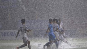 Cơn mưa to trên sân Nha Trang đã làm cho trận đấu tạm dừng từ phút 24. Ảnh: Duy Phạm