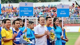 Bầu Thắng và Chủ tịch công ty Nutifood Trần Thanh Hải tại lễ khai mạc. Ảnh: DŨNG PHƯƠNG