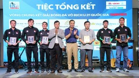 Phó chủ tịch VFF Trần Quốc Tuấn và trưởng BTC VCK U21 quốc gia 2020 Nguyễn Công Khế trao quà lưu niệm cho ông Nguyễn Văn Mùi và các trọng tài