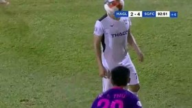 Hồng Duy "lãnh" trọn quả bóng từ cú ném biên của cầu thủ Sài Gòn FC