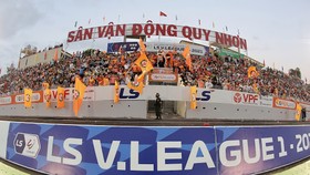 Sân Quy Nhơn đang sống lại hình ảnh "chảo lửa" bóng đá miền Trung. Ảnh: DŨNG PHƯƠNG 
