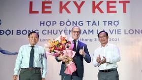 Lãnh đạo Sở VH-TT&DL tỉnh Long An trao hoa chào mừng sự đồng hành với bóng chuyền tỉnh nhà cho đại diện công ty La Vie. Ảnh: DŨNG PHƯƠNG