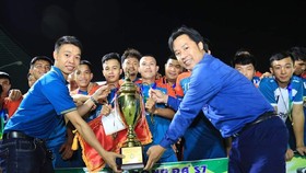 BTC trao Cúp vô địch cho Vinaphone Phú Giáo