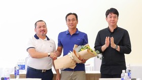 Lãnh đạo đội bóng trao hoa chúc mừng sau khi bổ nhiệm HLV Phùng Thanh Phương 