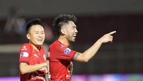 Lee Nguyễn tỏa sáng trong chiến thắng của CLB TPHCM. Ảnh: DŨNG PHƯƠNG