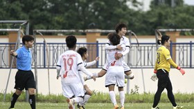 Niềm vui của Hải Yến sau bàn thắng thứ 2 cho Hà Nội 1. Ảnh: MINH HOÀNG