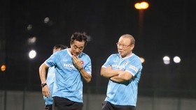 HLV Park Hang-seo và trợ lý Lee Yong Jin trên sân tập. Ảnh: Đoàn Nhật 