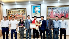 Đại diện lãnh đạo Ủy ban Dân tộc Chính phủ trao bằng khen và phần thưởng cho cầu thủ Hồ Thanh Minh