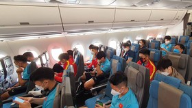 Chuyến bay ngày 1-12 chỉ có 29 cầu thủ, Hùng Dũng sang sau do phải chờ hoàn tất các thủ tục nhập cảnh tại Singapore