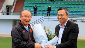HLV Park Hang-seo thay mặt đội tuyển tặng hoa chúc mừng Quyền chủ tịch VFF Trần Quốc Tuấn. Ảnh: ĐOÀN NHẬT