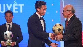 Trưởng ban Tuyên giáo Thành ủy TPHCM Phan Nguyễn Như Khuê trao danh hiệu Quả bóng vàng năm năm 2020 cho tiền đạo Nguyễn Văn Quyết. Ảnh: DŨNG PHƯƠNG