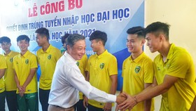 PGS.TS Châu Vĩnh Huy - Hiệu trưởng trường Đại học Sư phạm Thể dục Thể thao TPHCM bắt tay chúc mừng các tân sinh viên