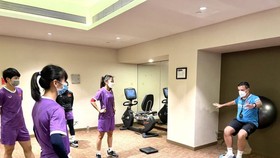 Các cầu thủ cùng trợ lý HLV tại phòng tập gym ở khách sạn
