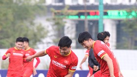 Các tuyển thủ thoải mái tâm lý trên sân tập chiều 19-1