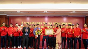 Phó Tổng cục trưởng Tổng cục TDTT Lê Thị Hoàng Yến trao Bằng khen của Thủ tướng Chính phủ cho tập thể Đội tuyển futsal nam Quốc gia