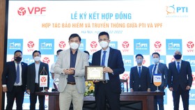 Ông Trần Anh Tú – Chủ tịch HĐQT Công ty VPF (trái) trao tặng bảng danh vị ghi nhận sự hợp tác của PTI tại các Giải BĐCN 2022 cho ông Đoàn Kiên – Phó TGĐ PTI (phải).