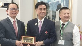 Chủ tịch Hội Y học giấc ngủ Việt Nam – GS.TSKH.BS Dương Quý Sỹ (trái) tại sự kiện hợp tác giữa VSSM và Đại học Chularlongkorn Hoàng Gia Thái Lan