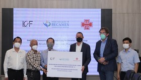 Cơ quan phát triển Thành phố Thông minh Eindhoven, EIPO – Hà Lan, đại diện cho ICF, tiến hành trao tặng khoản đóng góp, ủng hộ tại buổi gặp mặt
