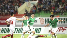 Adriano Schmidt ghi bàn thắng quyết định cho Bình Định trước Viettel 