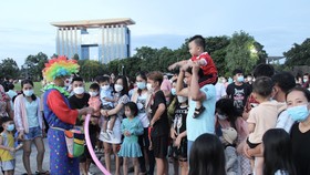 Đông đảo người dân đến vui chơi từ buổi chiều