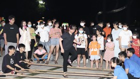 Người dân tham gia trò chơi nhảy sạp tại chương trình 