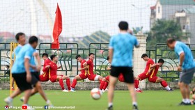 U23 Việt Nam ra sân tập, thoải mái chờ Malaysia