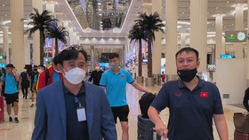Ông Nguyễn Văn Tuấn – Bí thư thứ nhất Đại sứ quán Việt Nam tại UAE (trái) trực tiếp ra sân bay đón và hỗ trợ đội tuyển U23 Việt Nam
