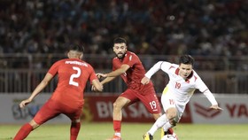 Quang Hải nỗ lực đi bóng qua hậu vệ Afghanistan