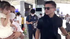 Quang Hải tại sân bay Nội Bài sáng 27-6