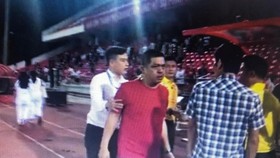 Nhân viên của VPF ngăn cản khán giả Trần Tiến Dũng (áo đỏ) sau khi tấn công trọng tài
