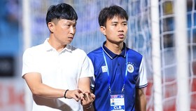 HLV Chun Jae Ho (bên trái)