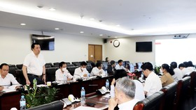 ông Cao Văn Chóng - PGĐ Sở VHTTDL báo cáo phương án đề xuất xây dựng Khu liên hợp Công nghiệp Thể thao Bình Dương