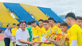 Đại diện lãnh đạo tỉnh Bình Dương đến thăm và động viên đội tuyển U20 Việt Nam trên sân tập