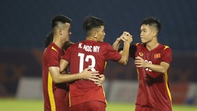 Các đồng đội chia vui cùng Ngọc Mỹ sau bàn thắng thứ 2
