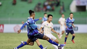 Cuộc tranh chấp giữa Lynch và Hùng Dũng ở khu trung tuyến. Ảnh: DŨNG PHƯƠNG