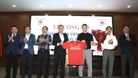Lãnh đạo VFF trao hoa và áo kỷ niệm đến HLV Diego Raul Giustozzi