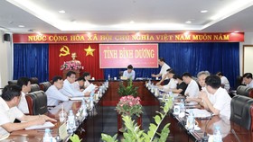 ông Nguyễn Khoa Hải - Giám đốc Sở VHTTDL báo cáo lãnh đạo UBND tỉnh nội dung cuộc họp