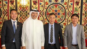 Từ trái sang: Đại sứ đặc mệnh toàn quyền Việt Nam tại Kuwait Ngô Toàn Thắng, Chủ tịch LĐBĐ Kuwait Abdullah Al Shaheen, Q.Chủ tịch VFF Trần Quốc Tuấn, Ủy viên Thường trực BCH VFF Trần Anh Tú