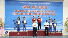 Ông Cao Văn Chóng- Phó Giám đốc Sở Văn hóa, Thể thao và Du lịch tỉnh- Trưởng Ban Tổ chức và Võ sư Appolinaire Giám đốc Kỹ thuật Liên đoàn Vovinam Châu Phi trao thưởng cho các VĐV đạt thành tích tại một số nội dung thi đấu sớm