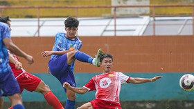 Nutifood (áo xanh) thắng đậm 10-0 trước Tây Ninh 