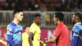 Trọng tài Trần Ngọc Nhớ “nổi tiếng” ở mùa bóng năm nay với 2 trận bị cầu thủ phản ứng dữ dội, lần này là Bình Định bị mất oan trận thắng trên sân Pleiku